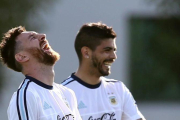Messi sonríe ante Banega, su compañero de la selección argentina, en Buenos Aires.-REUTERS / MARCOS BRINDICCI