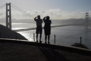 Dos turistas toman fotos del Golden Gate Bridge, en San Francisco, en una imagen de archivo-EFE / JOHN G MABANGLO