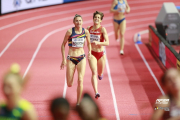 Marta Pérez en los últimos metros de la final del 1.500 con la rumana Bobocea. RFEA