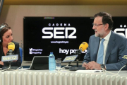 La periodista Pepa Bueno entrevista al presidente del Gobierno  Mariano Rajoy en 'Hoy por hoy', el programa má oído de la radio en España.-BALLESTEROS