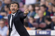 Luis Enrique da instrucciones a sus jugadores, durante el partido entre el Barça y el Valencia disputado en el Camp Nou.-Foto:  JORDI COTRINA