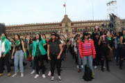 La ’performance’ viral ’Un violador en el camino’, coreografiada en la plaza del Zócalo de Ciudad de México, el pasado día 29.-EFE / SASHENKA GUTIERREZ