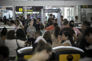 El aeropuerto de El Prat, durante la jornada de huelga de vigilantes.-JOAN CORTADELLAS