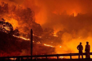 Operarios del equipo de bomberos observan el fuego que ha arrasado 25.000 hectáreas en el estado de California.-Foto: EPA / CALIFORNIA