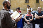El actor José Luis Martín interpreta un verso de Antonio Machado en la ruta ‘Pasos y versos’. / ÁLVARO MARTÍNEZ-