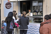 Entrega de cafés para llevar. - Valentín Guisande