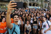 Un grupo de turistas se hace un selfi en Barcelona.-RICARD CUGAT