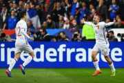 Deulofeu se dirige a Ander Herrera después de marcar el segundo gol de España tras rematar un centro de Jordi Alba, este martes en París.-GETTY IMAGES / DAN MULLAN