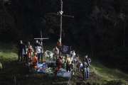 Un monumento recuerda a las víctimas del Chapecoense en el lugar del accidente.-LUIS EDUARDO NORIEGA A. / EFE