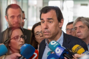 El coordinador general, Fernando Martinez-Mallo, atiende a la prensa antes de un acto con afiliados y simpatizantes del PP en Cartagena (Murcia).-/ EFE / MARCIAL GUILLÉN