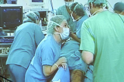 Operación en un quirófano del complejo hospitalario de Soria. / VALENTÍN GUISANDE-