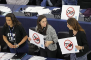 Miembros del Parlamento Europea protestan contra el TTIP en Estrasburgo, el pasado mes de junio.-Foto: REUTERS / VINCENT KESSLER