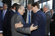 El presidente de Prensa Ibérica, Javier Moll; conversa con el presidente de Bankia, José Ignacio Goirigolzarri, ante la mirada de Juan Roig (Mercadona).-