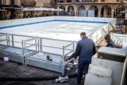 Instalación de la pista de patinaje en la plaza Mayor de Soria. GONZALO MONTESEGURO