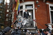 El fundador de WikiLeaks, Julian Assange, en un discurso desde el balcón de la Embajada del Ecuador en Londres el mes de febrero.-REUTERS / PETER NICHOLLS