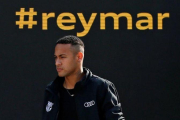Neymar, el jueves, en la entrega de coches que regalaron a los jugadores del Barça.-ALBERT GEA