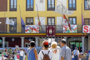 Las banderas del Consistorio permanecerán a media asta hasta el final de las fiestas, el próximo jueves.-J.M. LOSTAU