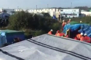 Momento en que se comienzan a desmantelar las chabolas de la 'jungla' de Calais.-