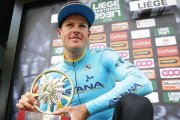 Jakob Fuglsang , con el trofeo de la Lieja-Bastoña-Lieja.-EFE / JULIEN WARNAND