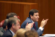 El portavoz interino del Grupo Parlamentario Popular, Carlos Fernández Carriedo, aplaude la intervención del candidato del PP a la Presidencia de la Junta, Juan Vicente Herrera-Ical