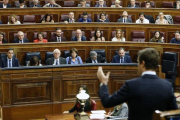 Pablo Casado, este miércoles en el Congreso, durante su cara a cara con el presidente del Gobierno, Pedro Sánchez.-EFE / JAVIER LIZÓN