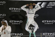 Rosberg salta de alegría en el podio tras ganar el Mundial.-AP / LUCA BRUNO