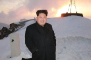 Jong-Un en la cima del Monte Paekdu.-Foto: KCNA