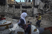 Niños sirios juegan en un carrusel durante el segundo día de la festividad musulmana de Eid Al Adha, en Douma, este martes.-EFE / MOHAMMED BADRA