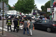 Las fuerzas de seguridad retiran un cadáver, tras el asalto a la iglesia de Saint-Etienne-du-Rouvray.-AP