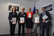 Mª Ángeles Fernández, Directora General de FOES; Carlos Mor, Presidente de CEOE Teruel; Corina Cretu, Comisaria Europea de Política Regional; Juan Carlos Escuder, Presidente de la Asociación de Empresarios de Gúdar-Javalambre (Teruel) y Ángel Mayordomo, S-FOES.