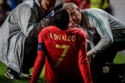 Cristiano Ronaldo, atendido tras la lesión.-AFP / PATRICIA DE MELO