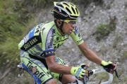Alberto Contador, camino de Pra Loup, en el pasado Tour, tras la caída.-AP/ CHRISTOPHE ENA