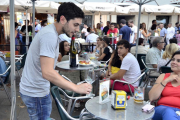 Un joven trabajando en una terraza del centro de Soria.-ÁLVARO MARTÍNEZ