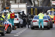 Miembros de los servicios de emergencias acuden a la plaza del 24 de Octubre de Utrecht.-EFE