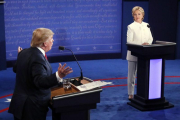Trump y Clinton, durante el tercer y último debate antes de las elecciones, este miércoles en Las Vegas.-AP / MARK RALSTON