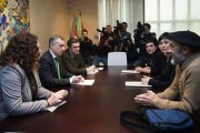 El lendakari Iñigo Urkullu recibe, este miércoles, a familiares de los presos de ETA.-Foto: EFE / ADRIÁN RUIZ DE HIERRO