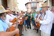 La Ronda llenó ayer de música y cánticos las calles de Duruelo de la Sierra.-R.F.