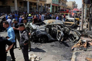 Destrozos causados por el atentado yihadista en el barrio bagdatí de Karrada.-AP / KARIM KADIM