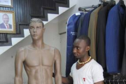 Un trabajador de la tienda Kings Castle de Nairobi posando con un maniquí y el cinturón de castidad.-Foto: EFE / ALBA VILLÉN