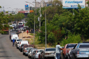 Largas filas de coches para conseguir gasolina en Venezuela.-REUTERS