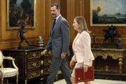 La presidenta del Congreso, Ana Pastor, entregó este jueves al Rey el listado de representantes políticos que participarán en la ronda de consultas que determinará si hay un candidato con opciones a la investidura.-EFE / CHEMA MOYA