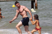 Una imagen de archivo en la que Hugh Jackman y su hija Ava se bañan en una playa de Saint Tropez.-