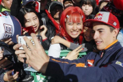 Marc Márquez se hace un selfie con una seguidora en Motegi (Japón).-EFE / KIMIMASA MAYAMA