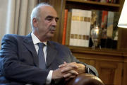 El líder del partido de derechas Nueva Democracia, Vangelis Meimarakis habla con el presidente de Grecia, Prokopis Pavlopoulos, durante su encuentro en el Palacio Presidencial en Atenas, este viernes.-REUTERS / STOYAN NENOV
