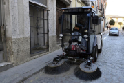 Operarios trabajando en la limpieza de las calles de los pueblos-A. M.