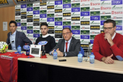 Javier del Pino, Kiki Naumoff, Francisco Rubio y César Palacios en la presentación de ayer por la tarde del futbolista australiano en la sala de prensa del campo de Los Pajaritos.-Valentín Guisande