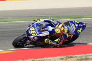 El piloto italiano Valentino Rossi, de Movistar, durante la prueba clasificatoria de Moto GP celebrada hoy en el circuito turolense de Motorland.-EFE
