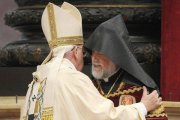 El Papa Francisco abraza a Aram I, líder de la iglesia católica armenia.-Foto: GIORGIO ONORATI / EFE