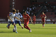 Moha intenta superar a Delmás e Igbekeme en el choque con el Zaragoza de la primera vuelta en Soria.-MARIO TEJEDOR