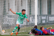 Moha celebra el gol que le marcó al Barcelona B en un encuentro que finalizó con victoria del Betis Deportivo por 1-2. HDS